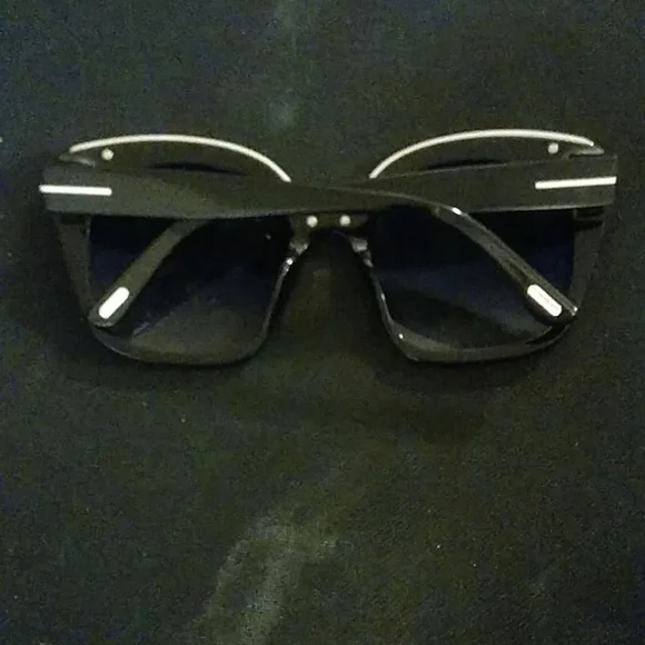 SHINY ACETATE STYLE WITH SHINY METAL T LOGO ON THE TEMPLE  display picture 1
